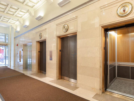 thang máy tải khách