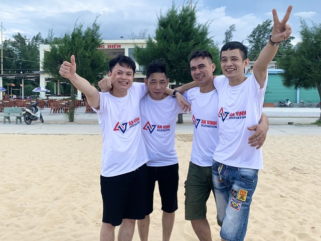 Team building đồng đội tại bãi biển Thuận An