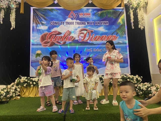 Các em bé nhỏ của gia đình thang máy An Vinh