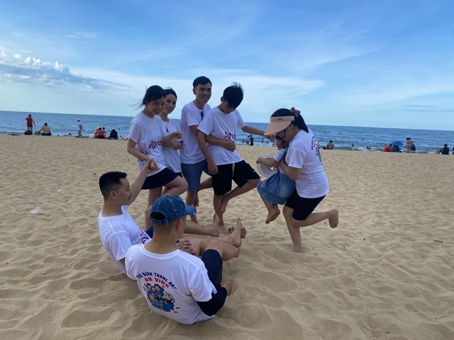 Team building đồng đội tại bãi biển Thuận An
