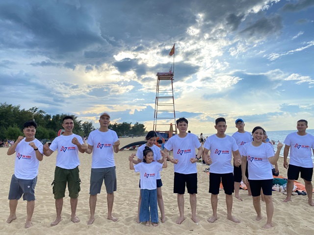Team building đồng đội tại bãi biển Thuận An