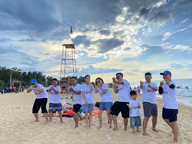 Team building đồng đội tại bãi biển Thuận An