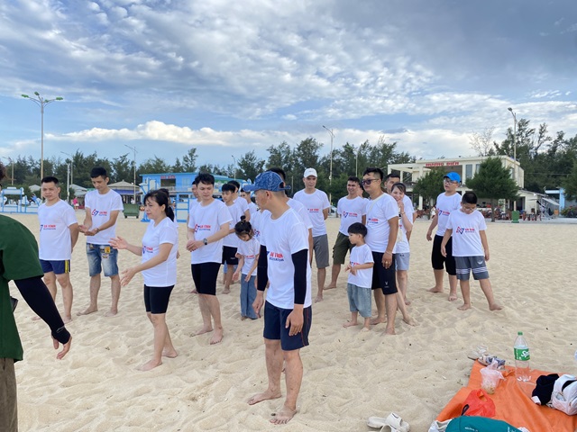 Team building đồng đội tại bãi biển Thuận An