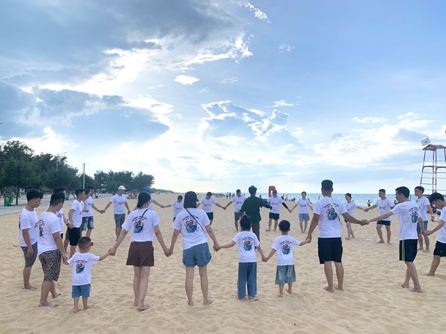 Team building đồng đội tại bãi biển Thuận An