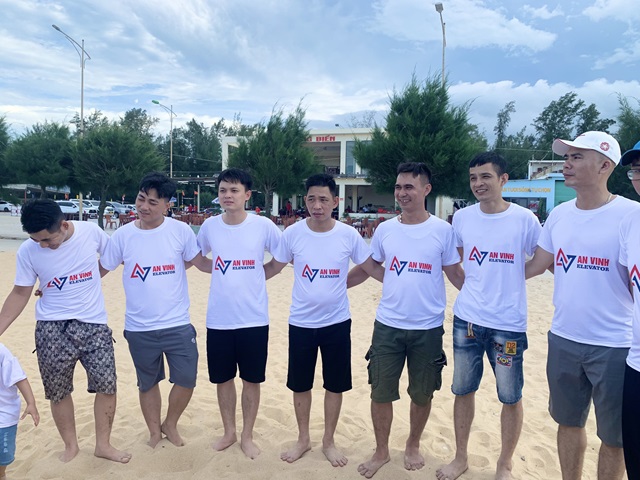 Team building đồng đội tại bãi biển Thuận An