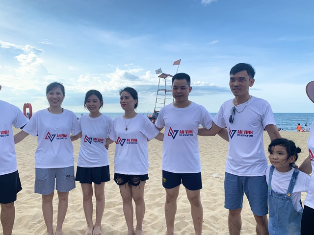Team building đồng đội tại bãi biển Thuận An