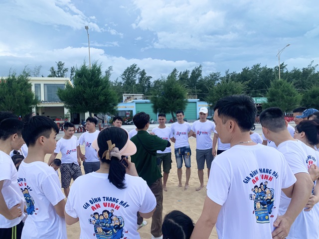 Team building đồng đội tại bãi biển Thuận An