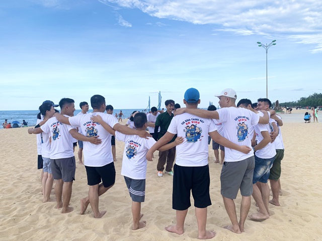 Team building đồng đội tại bãi biển Thuận An