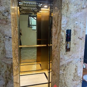 Thang máy gia đình vách inox gương vàng