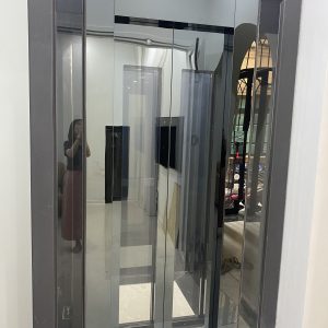 Thang máy gia đình vách kính inox gương đen