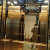 Thang máy gia đình vách inox gương vàng