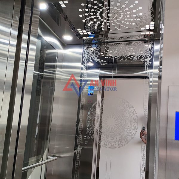 Thang máy kính trắng + Vách cabin inox sọc nhuyễn xen inox gương hoa văn