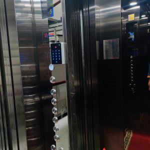 Thang máy gia đình vách inox sọc nhuyễn đen xen inox gương đen