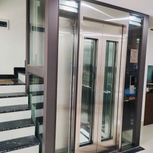 Thang máy văn phòng gương trắng xen Inox sọc nhuyễn 2 bên