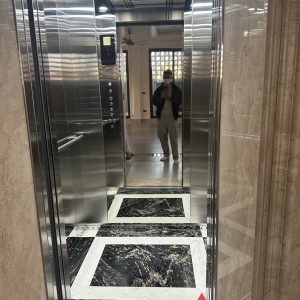 Thang máy văn phòng vách cabin tiêu chuẩn