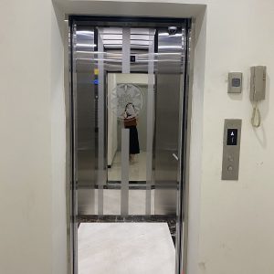 Thang máy văn phòng vách inox sọc nhuyễn xen inox hoa văn trắng