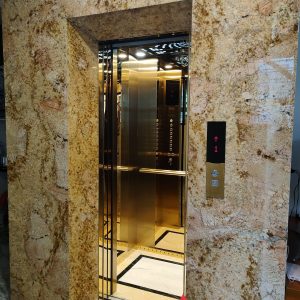 Thang máy gia đình vách inox gương vàng