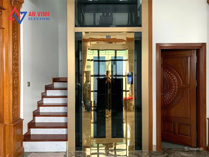 Mẫu thang máy kính viền inox gương