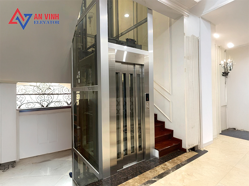 Mẫu thang máy kính viền inox sọc